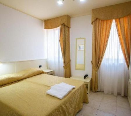 לינה וארוחת בוקר סקליאה Oz House מראה חיצוני תמונה